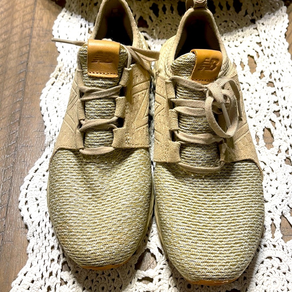 New balance , size 8 , color is an oatmeal gold . It’s tan .